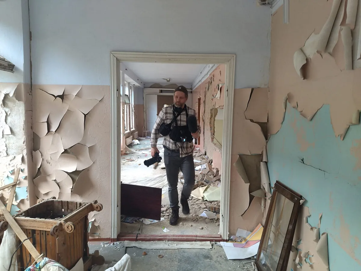 Martin Thaulow in the field in Ukraine. In a bombed out school in Mykolaiv, 2023. Photo by Oles Kromplias.
